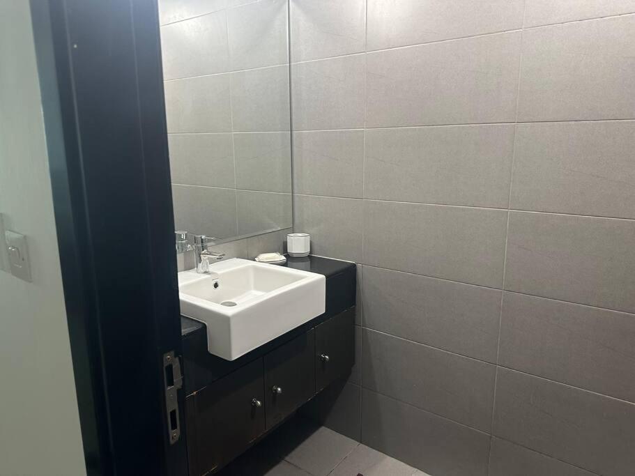 Sea View Cozy 2bhk Al Reem 6ppl - Than 10 Days Free Transportation From Airport- Apartment